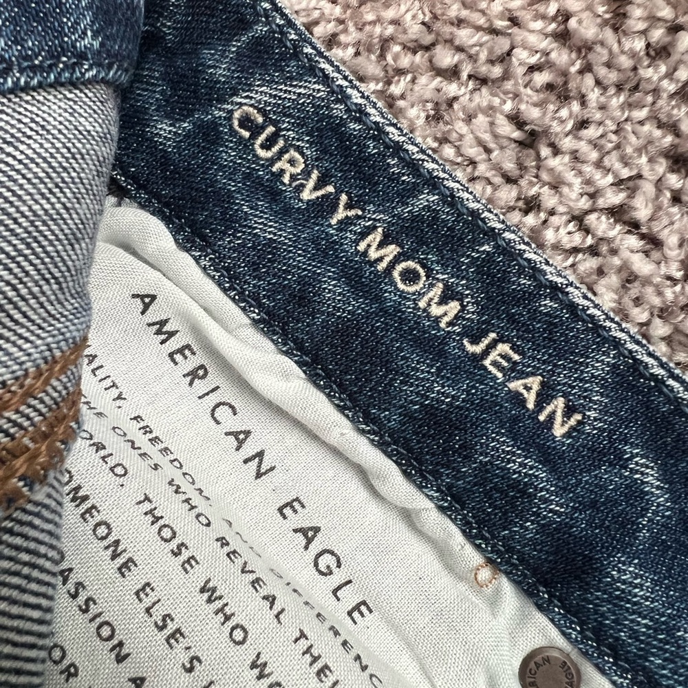 American Eagle Outfitters High Rise Curvy Mom Jeans Distressed - Picture 4 of 5